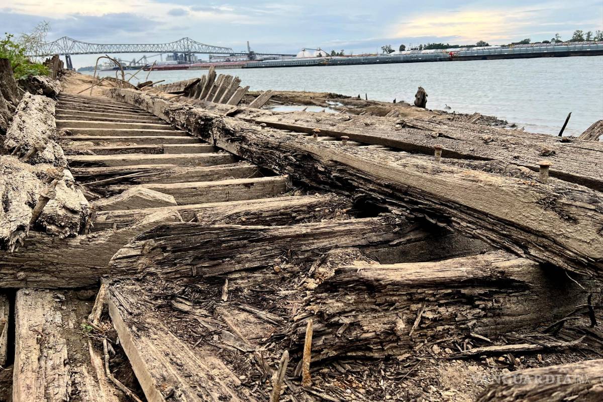 Sequía en el río Mississippi en Baton Rouge, Luisiana revela un naufragio del siglo XIX