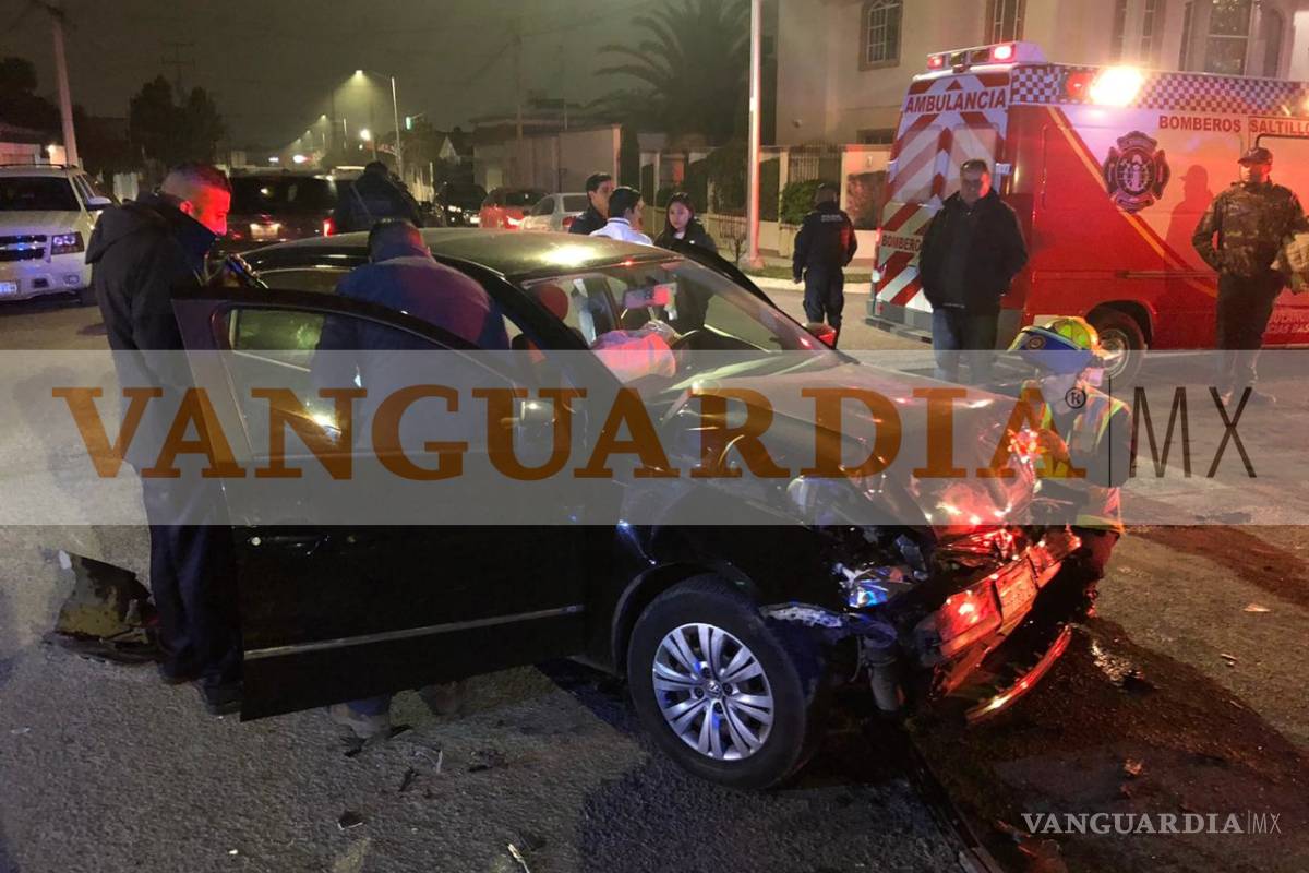 $!No respeta el alto, choca contra camioneta y vuelca en colonia de Saltillo