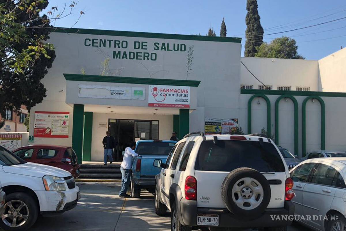 Bebé encerrado en auto desata movilización en Saltillo