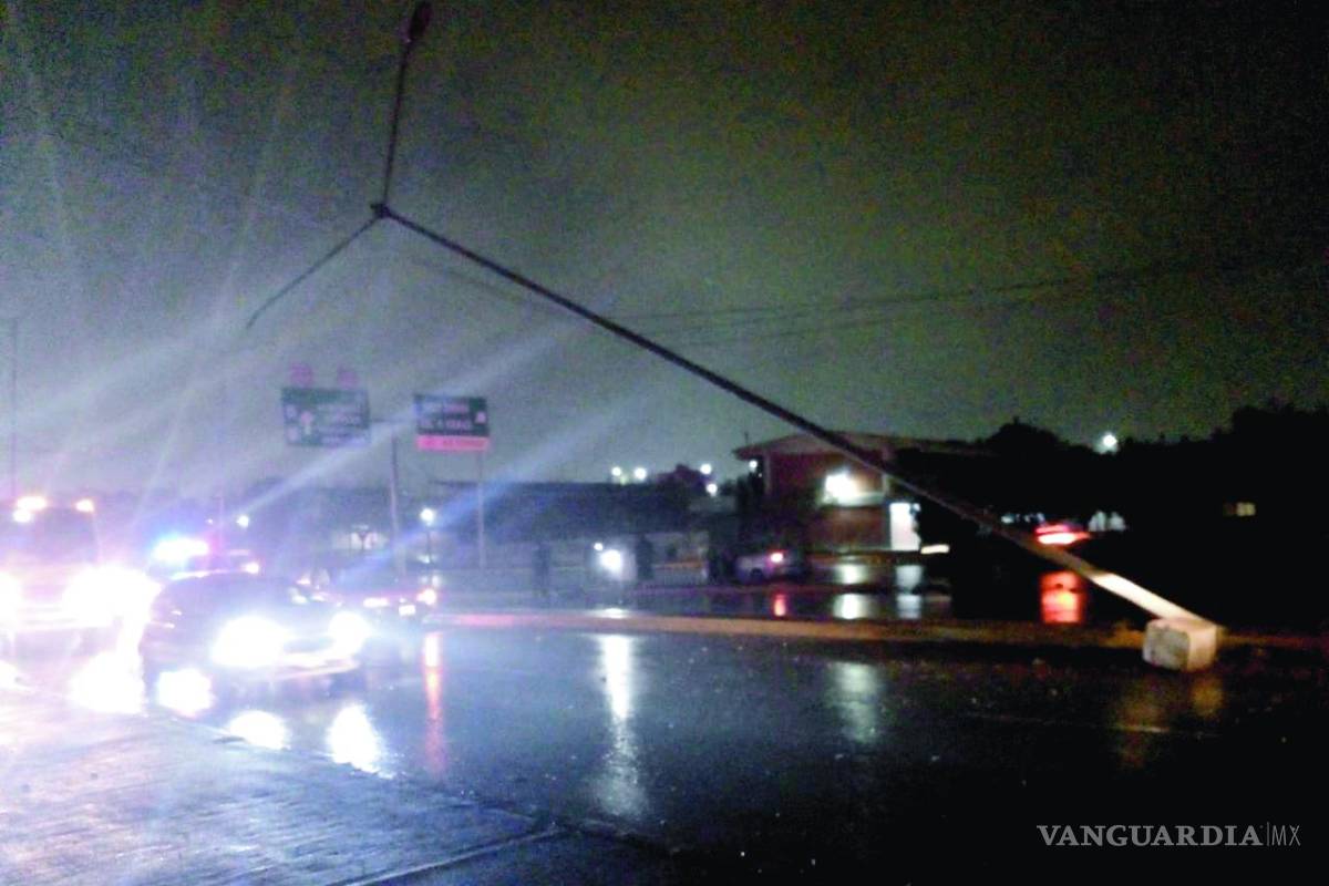 Chocan y derriban poste de energía eléctrica al sur de Saltillo