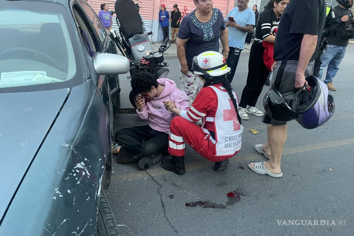 Joven pareja sufre accidente en moto tras choque en la colonia Lamadrid, en Saltillo