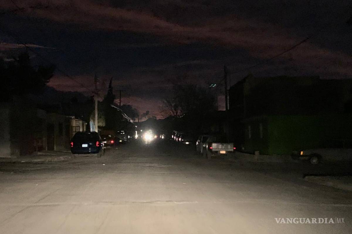 $!Fuertes vientos tumban parte de la fachada de un edificio en la zona Centro de Saltillo