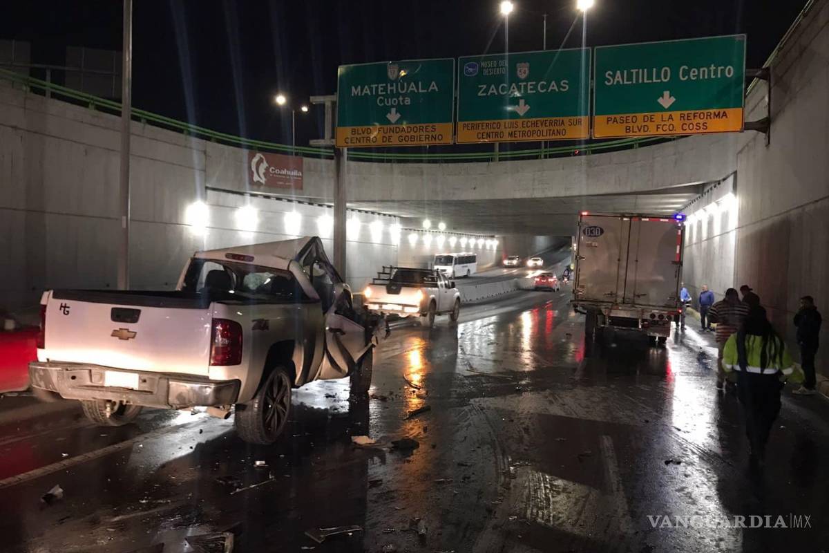 Imprudente conductor provoca aparatoso accidente en el Periférico de Saltillo