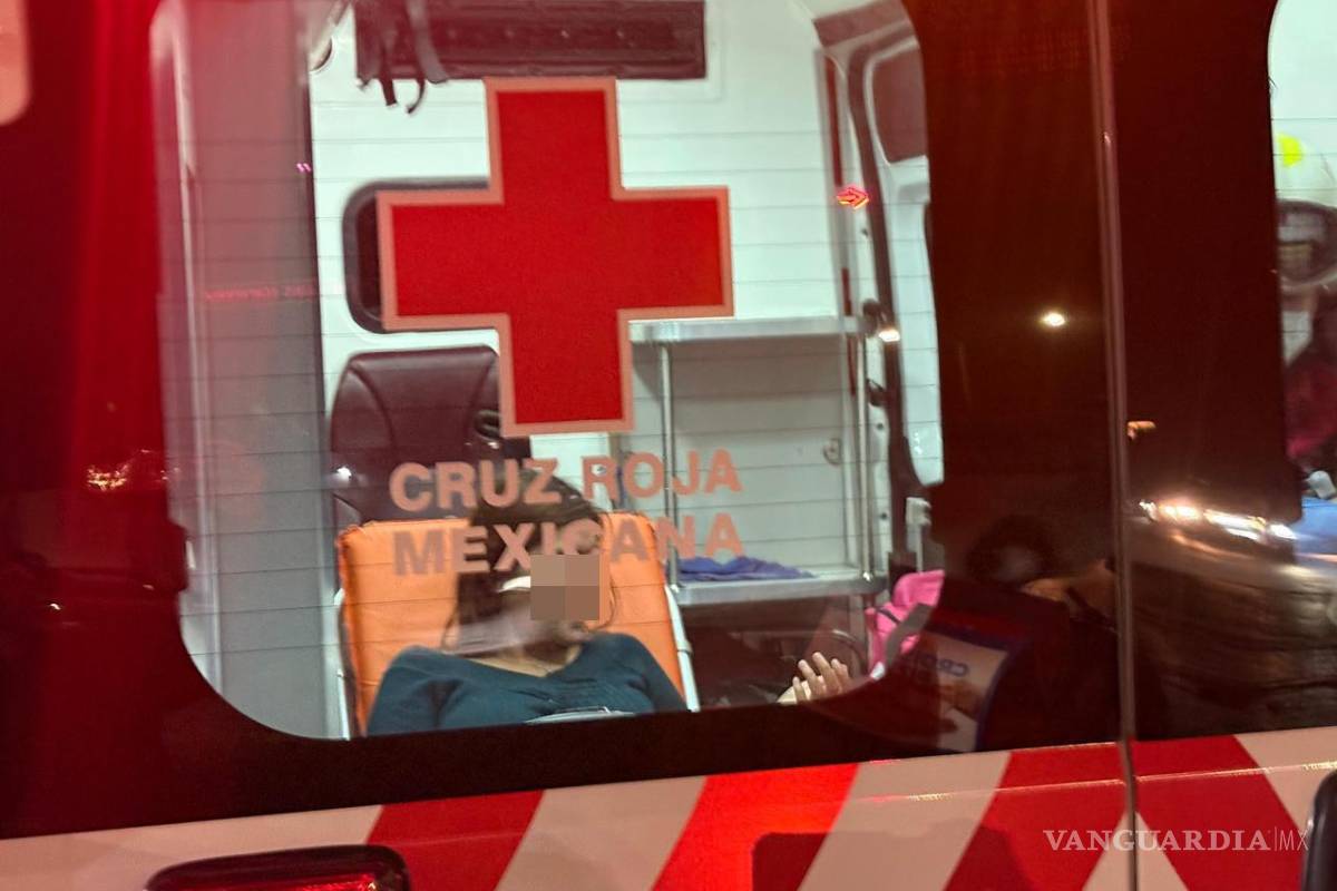 Sale caro el envío: repartidor se estrella contra vehículo y manda a su acompañante a hospital de Saltillo