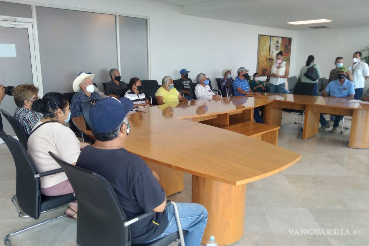 Sorprenden funcionario Torreón entregando apoyos a cambio de votar por el PAN