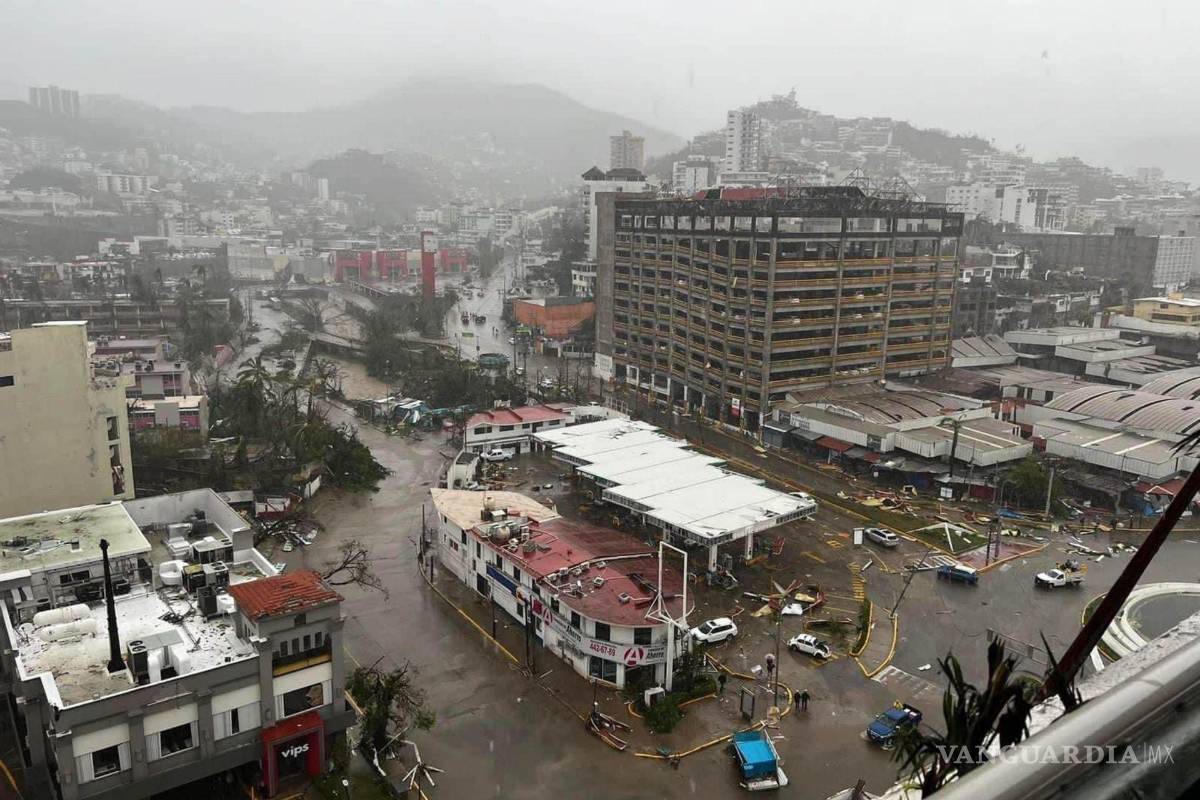 $!Plazas, hoteles y calles lucen destruidas tras la entrada del huracán Otis al puerto de Acapulco.