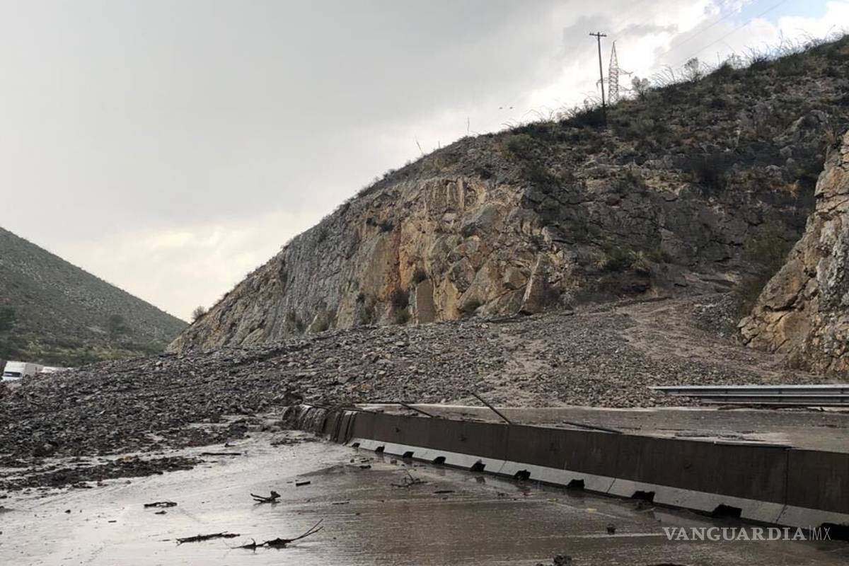 Deslave bloquea la carretera 57, cientos de automovilistas se vieron afectados