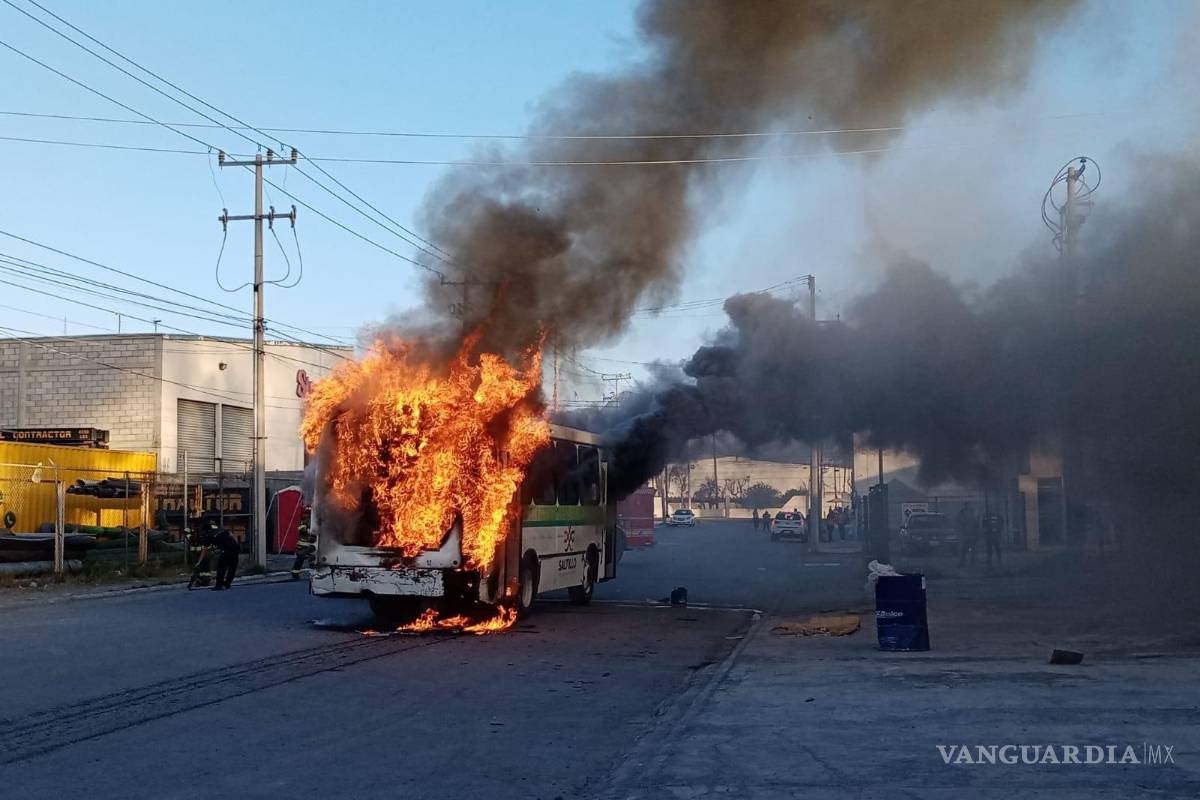 Fuego reduce a chatarra un camión de la ruta 13B de Saltillo