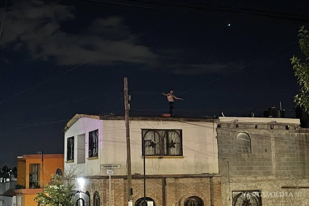 Saltillo: tras altercado familiar, joven se sube al techo de su casa y lanza piedras para evitar que lo detengan
