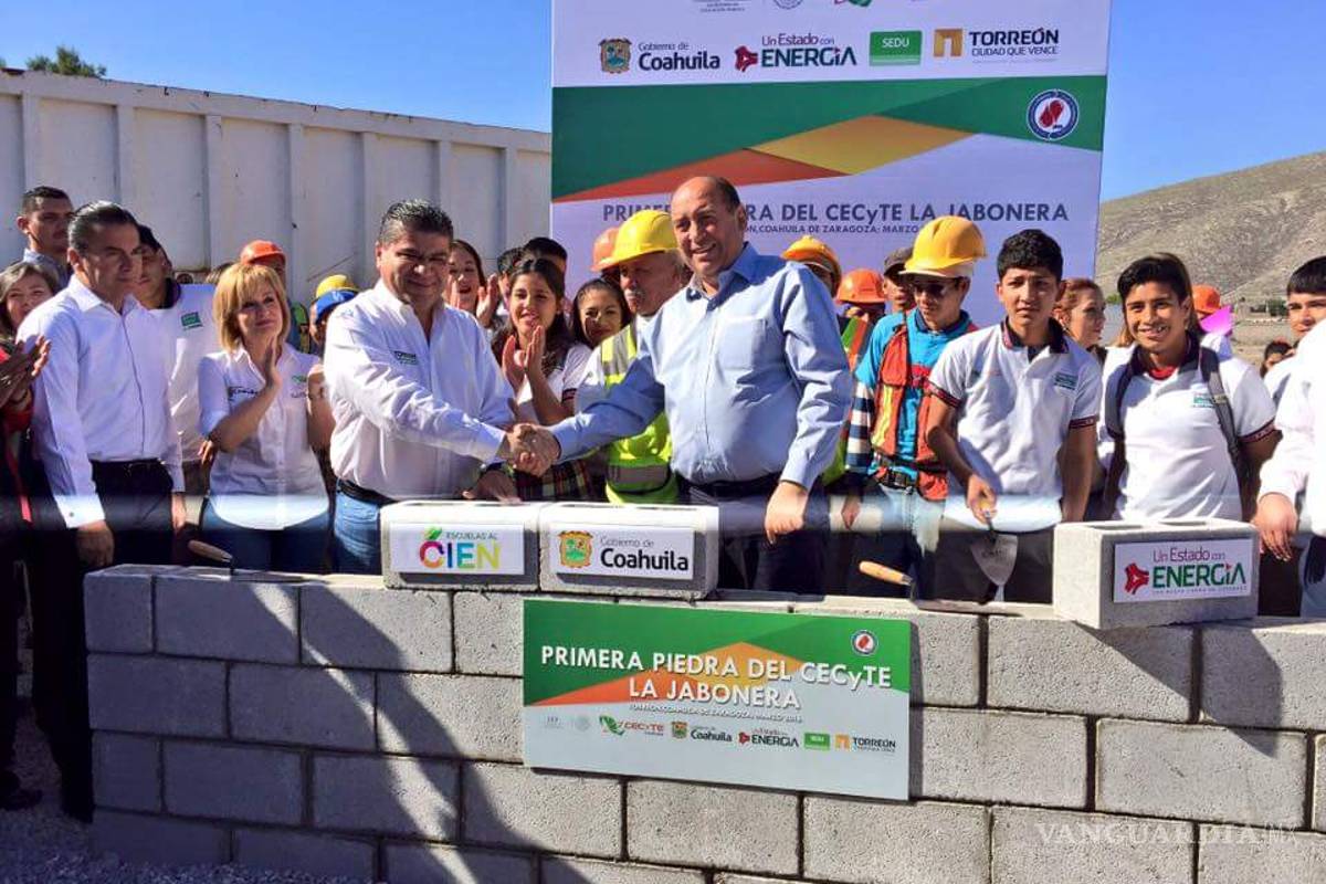Coloca Rubén Moreira primera piedra del CECYTE La Jabonera de Torreón