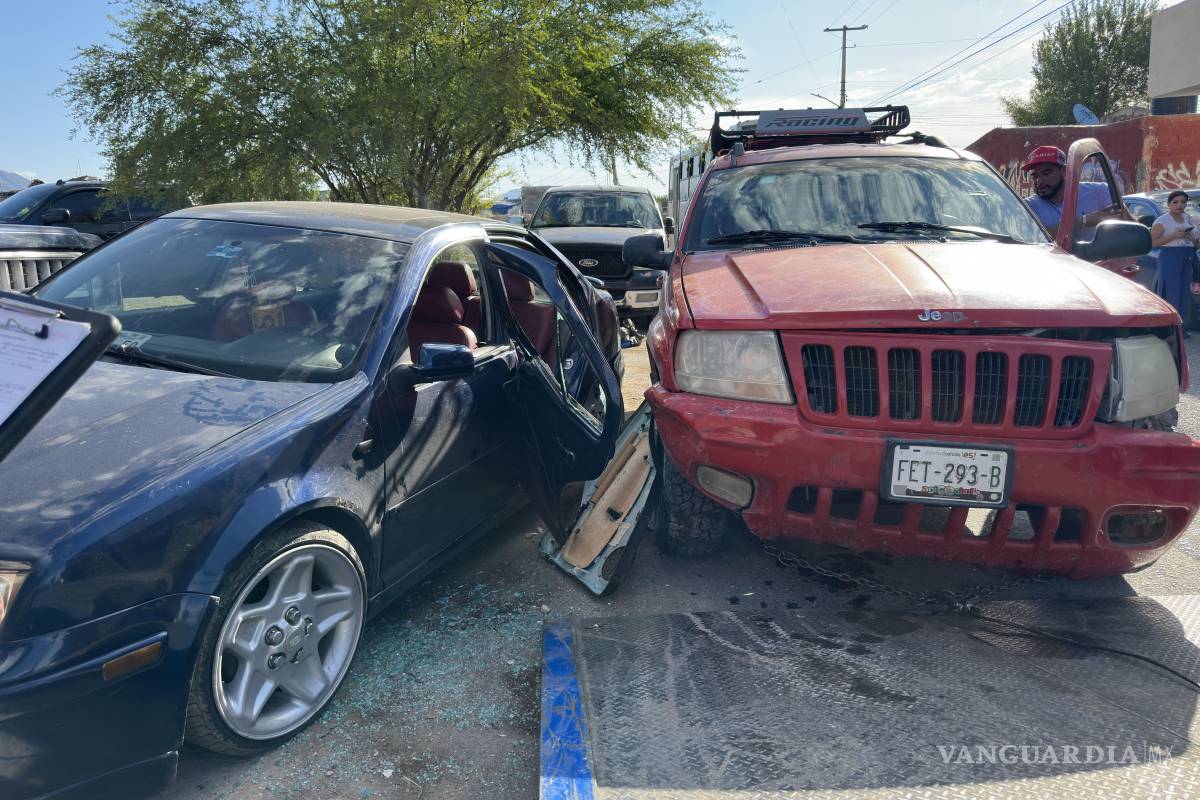 Padre e hijo son prensados por camioneta mientras reparaban su auto en Mirasierra, en Saltillo; están graves