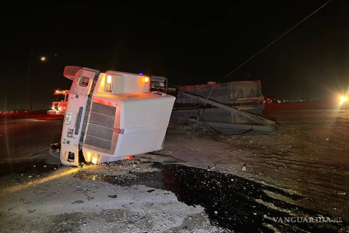 Camión choca con cableado eléctrico y vuelca, en Ramos Arizpe; conductor resulta herido