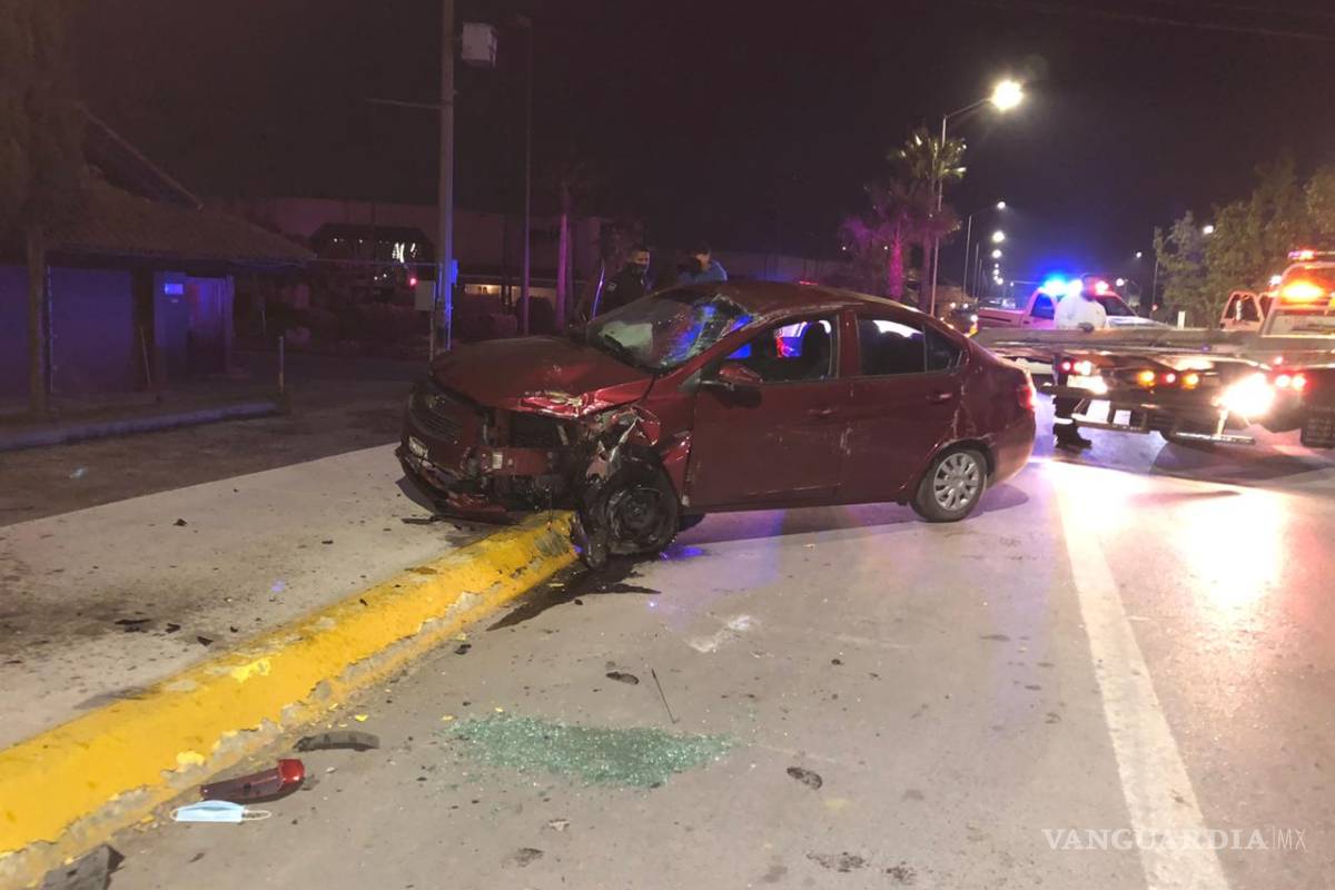 Se salen dos del camino en accidente en Saltillo