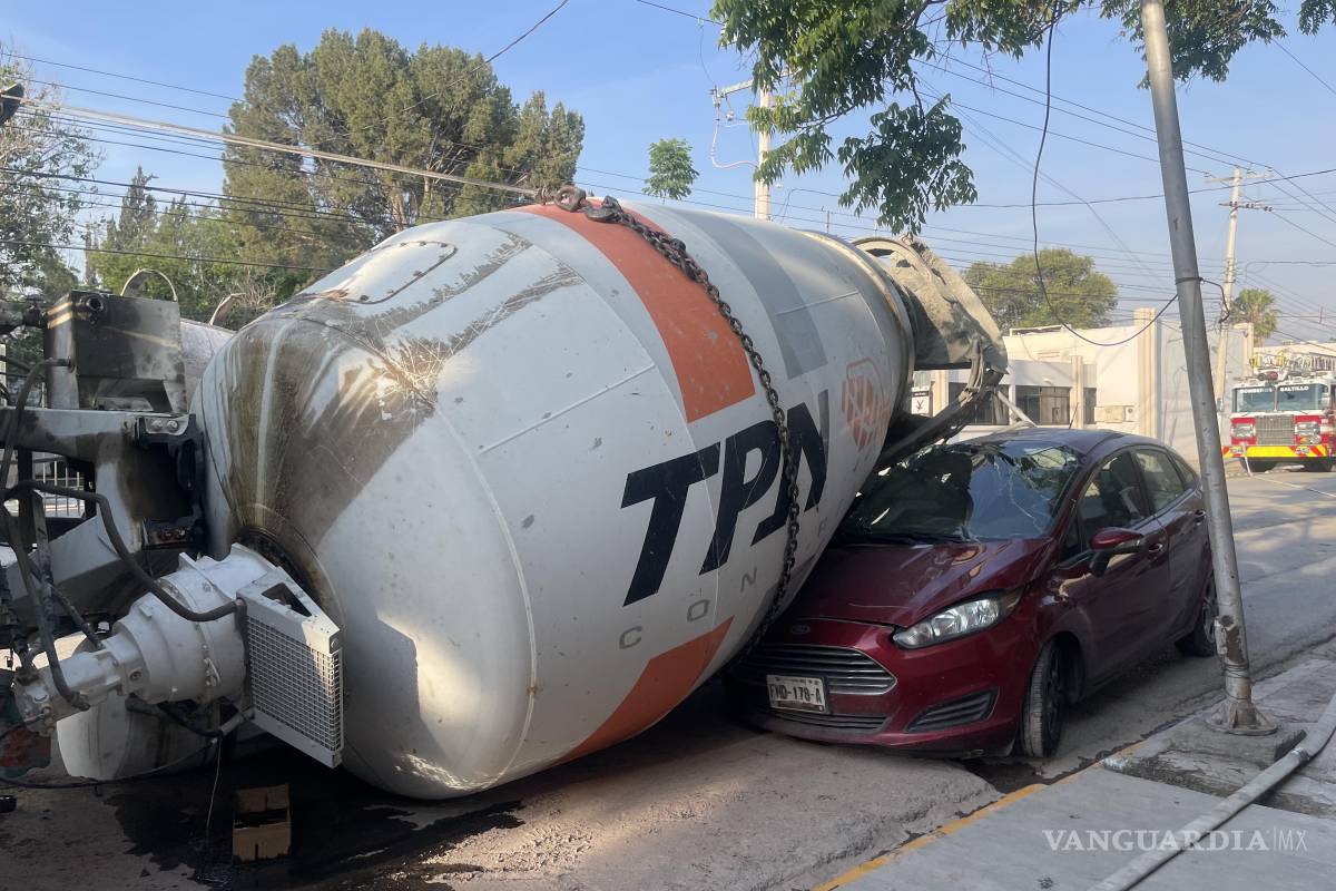 Vuelca revolvedora y aplasta vehículo en Saltillo