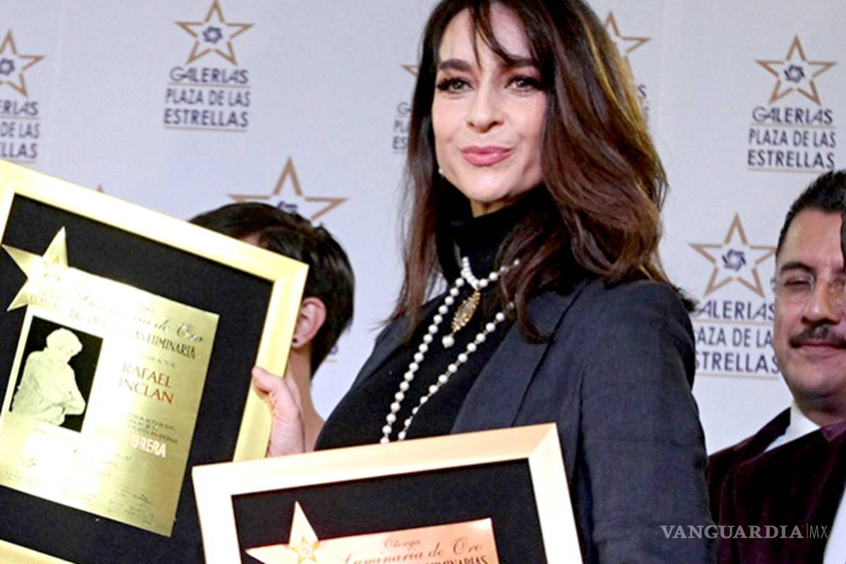 Susana González recibe reconocimiento por musical ‘Aventurera’