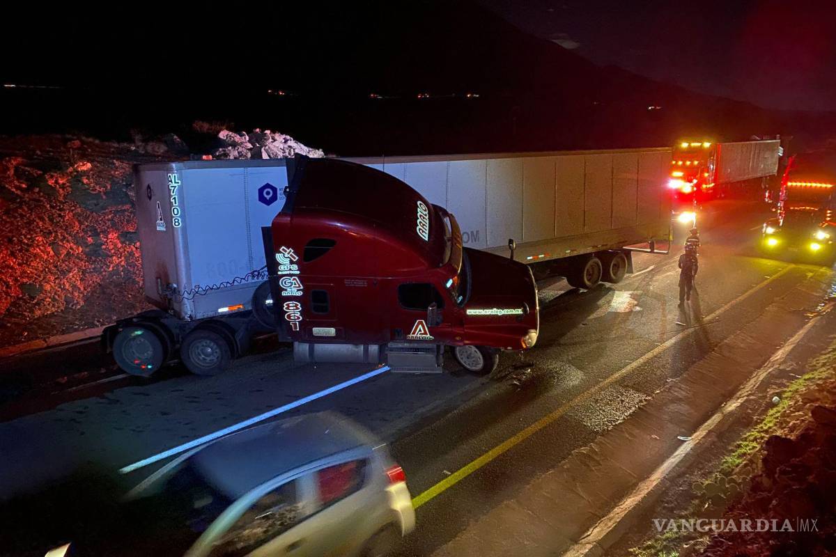 Accidente de tráiler bloquea la circulación por horas de la carretera Saltillo-Monterrey