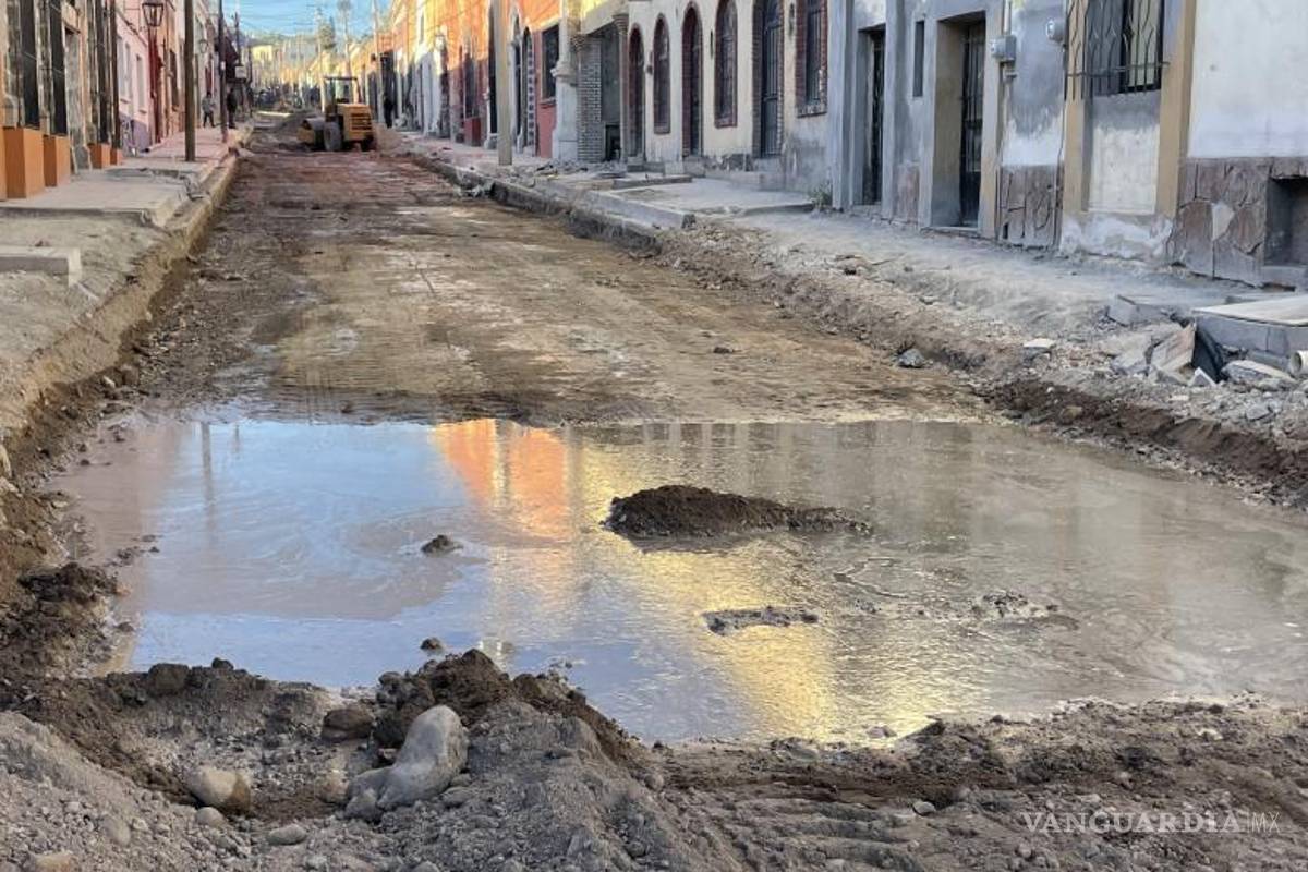 $!Vecinos de la calle General Victoriano Cepeda enfrentan dificultades de tránsito debido a las obras de recarpeteo en el centro de Saltillo.