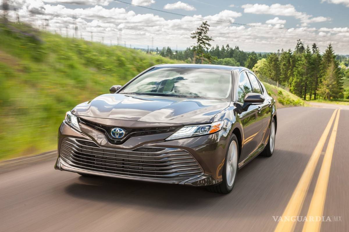 Toyota Camry Hybrid llega a México; estos son sus precios, versiones y equipamiento