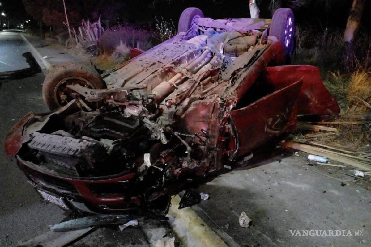Prensados tres jóvenes en volcadura en la calzada Antonio Narro; 2 graves
