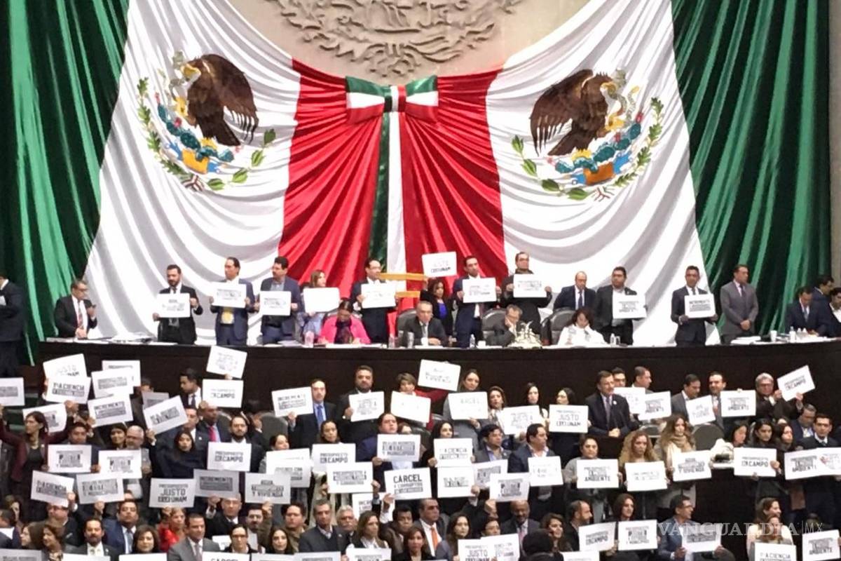 Protestan diputados de oposición en la tribuna por Presupuesto 2019