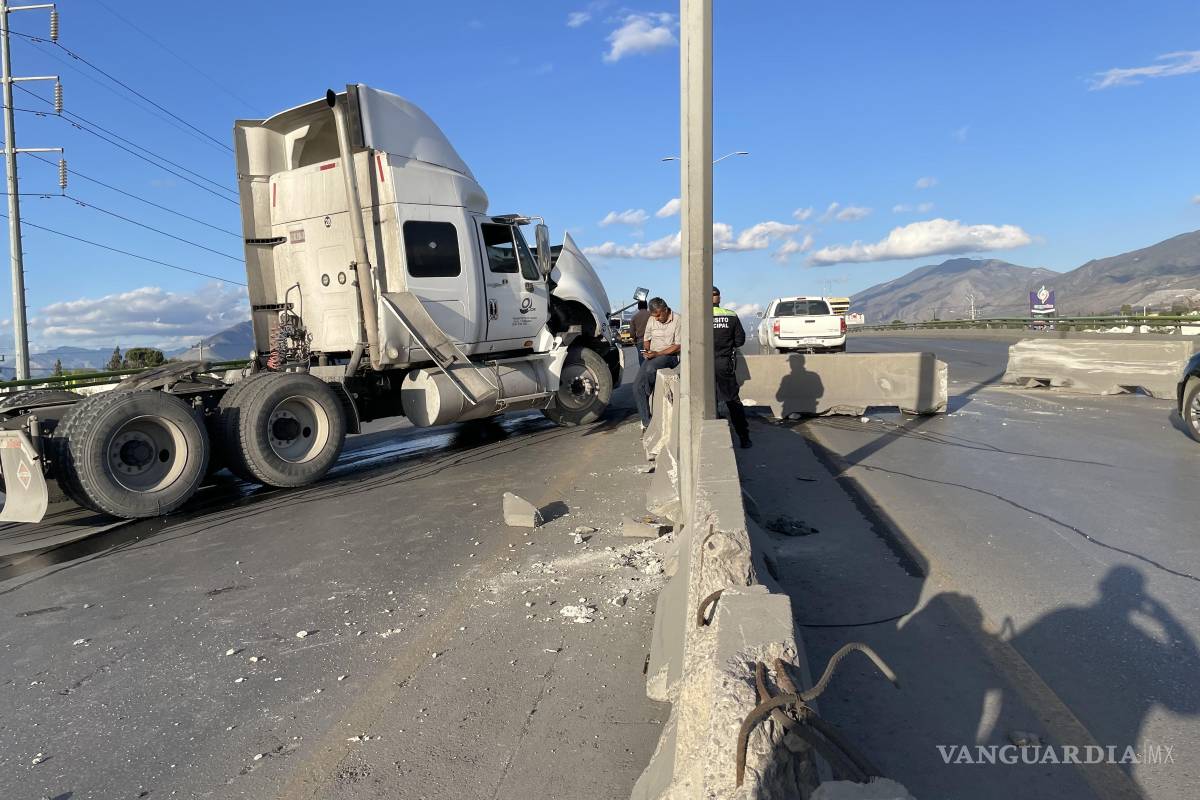 Tráiler provoca caos vial en bulevar Fundadores, en Saltillo, tras accidente sin lesionados