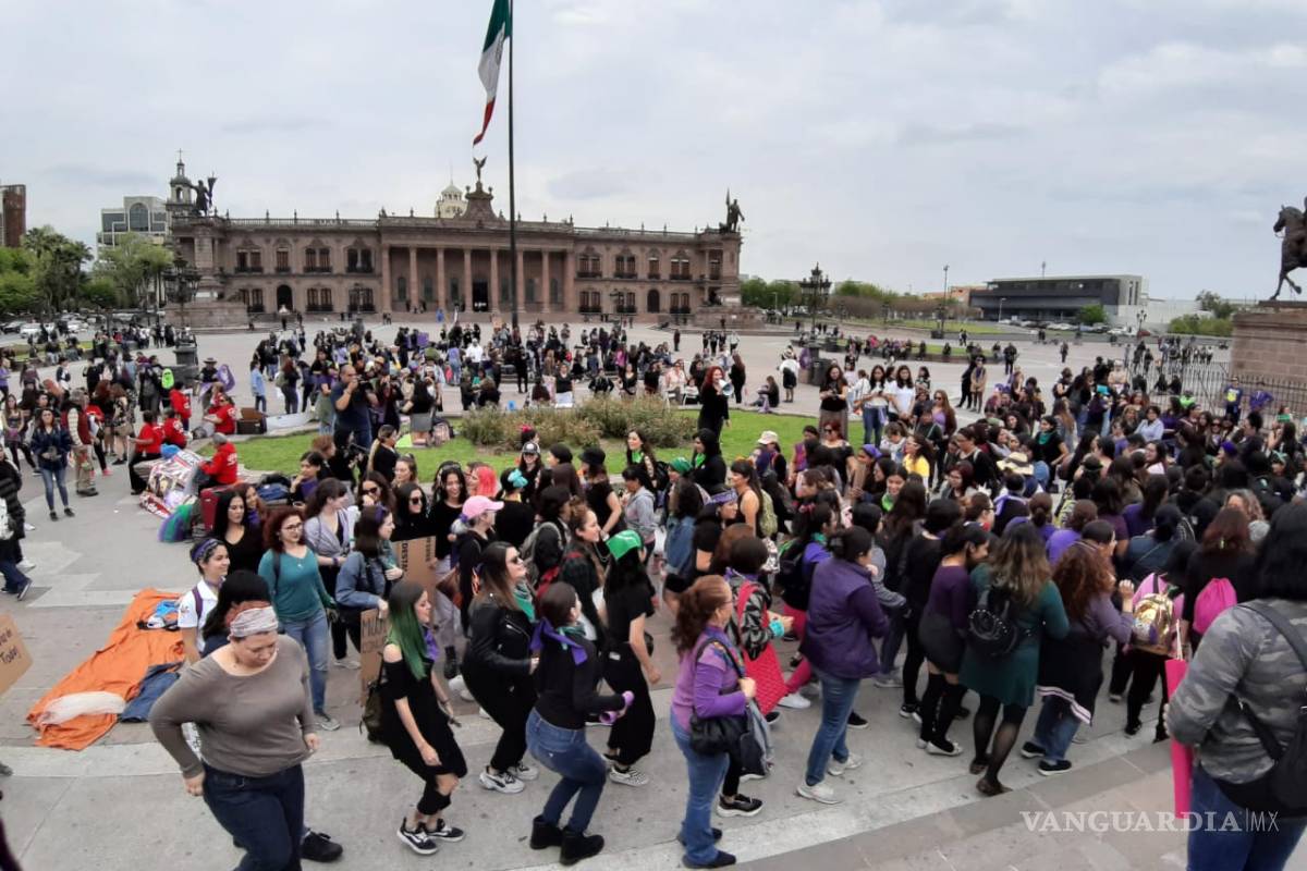 Mujeres 'pintan' de morado la Macroplaza de Monterrey