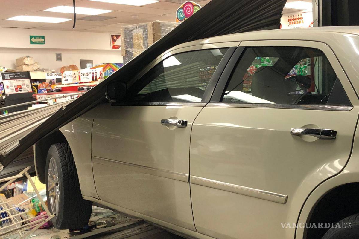 $!El auto terminó dentro de la tienda.