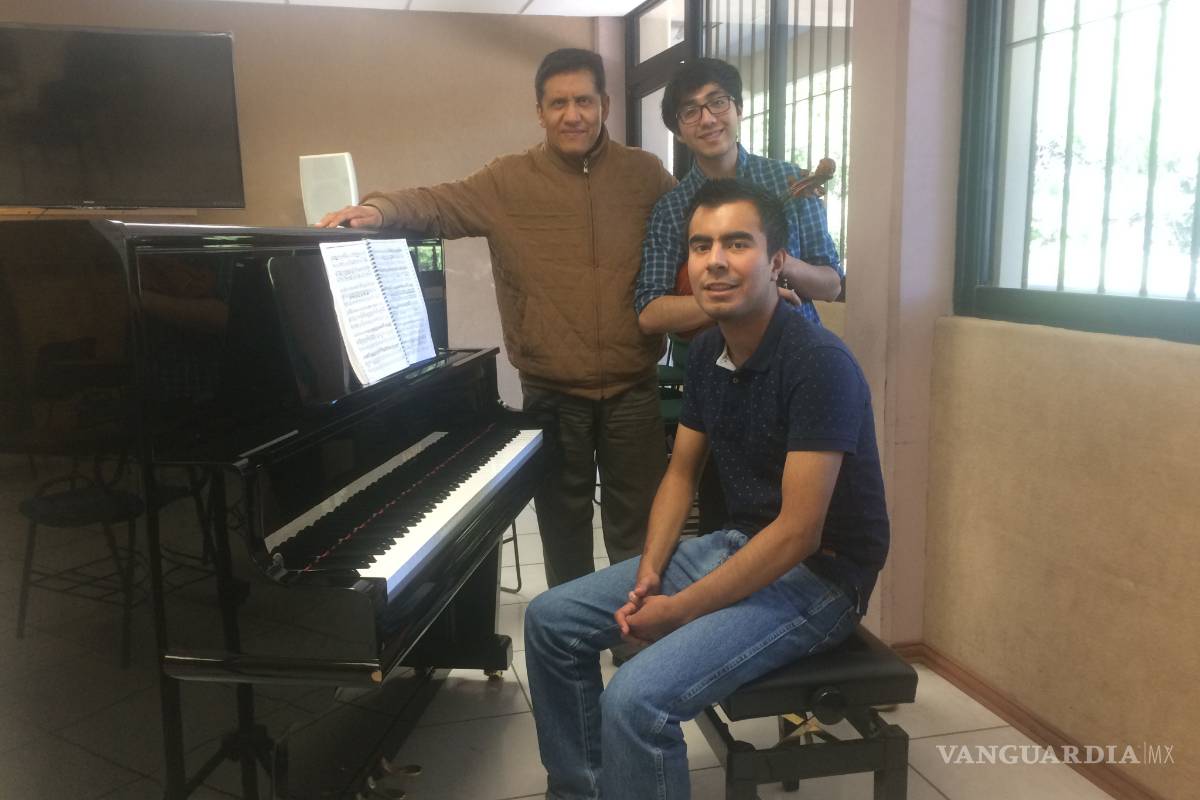 Estudiantes de la escuela de música comparten su arte con grupos vulnerables