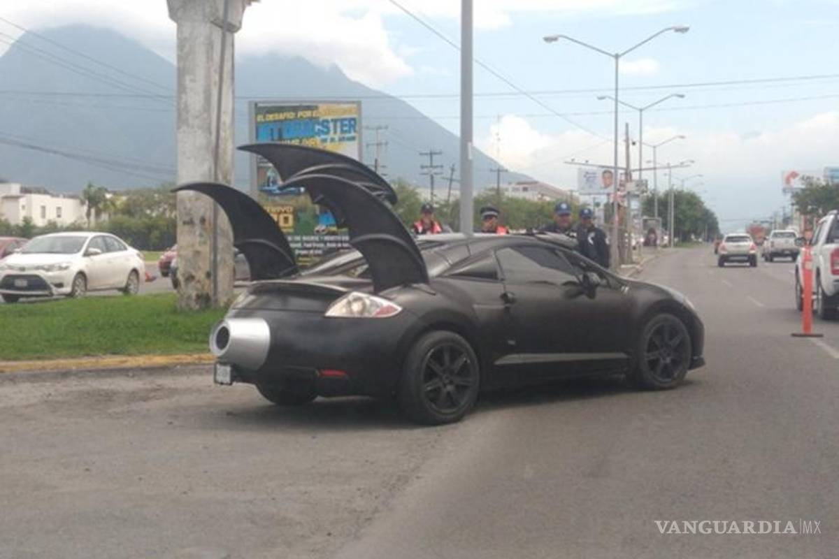 Detienen batimóvil en Monterrey por violar reglamento de Tránsito