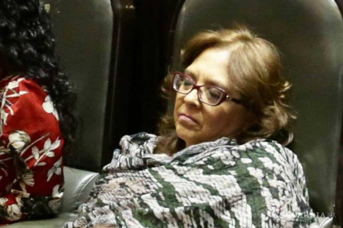 $!Diputada de Morena se echa un 'sueñito' durante discusión de Reforma Educativa