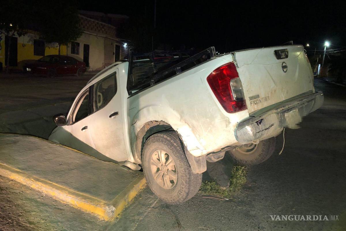 $!Elementos de tránsito municipal llegaron al lugar para evaluar la situación después de que el conductor ebrio terminara con su camioneta dentro del drenaje pluvial.