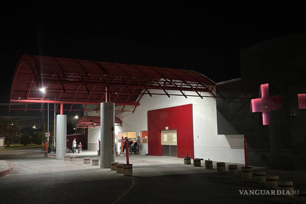 $!La mujer fue trasladada por paramédicos tras presentar golpes visibles en el rostro.