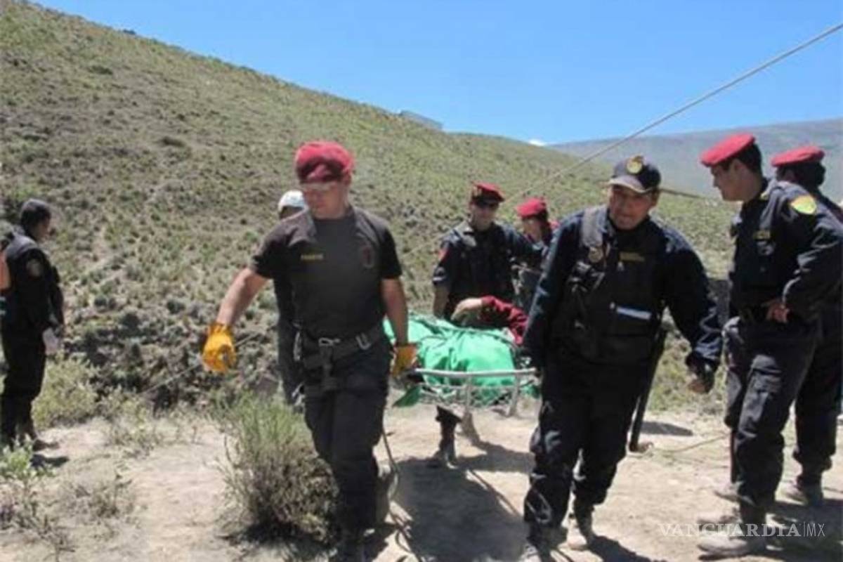 Ambulancia con mujer dando a luz cae a barranco en Perú; mueren todos