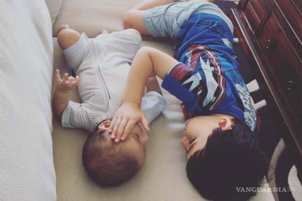 Niño consuela a su hermanito menor, víctima de un terrible cáncer