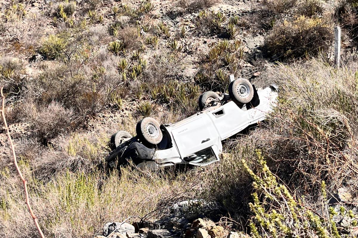 Se le desprende remolque a camioneta y termina volcada, en la carretera a Monclova