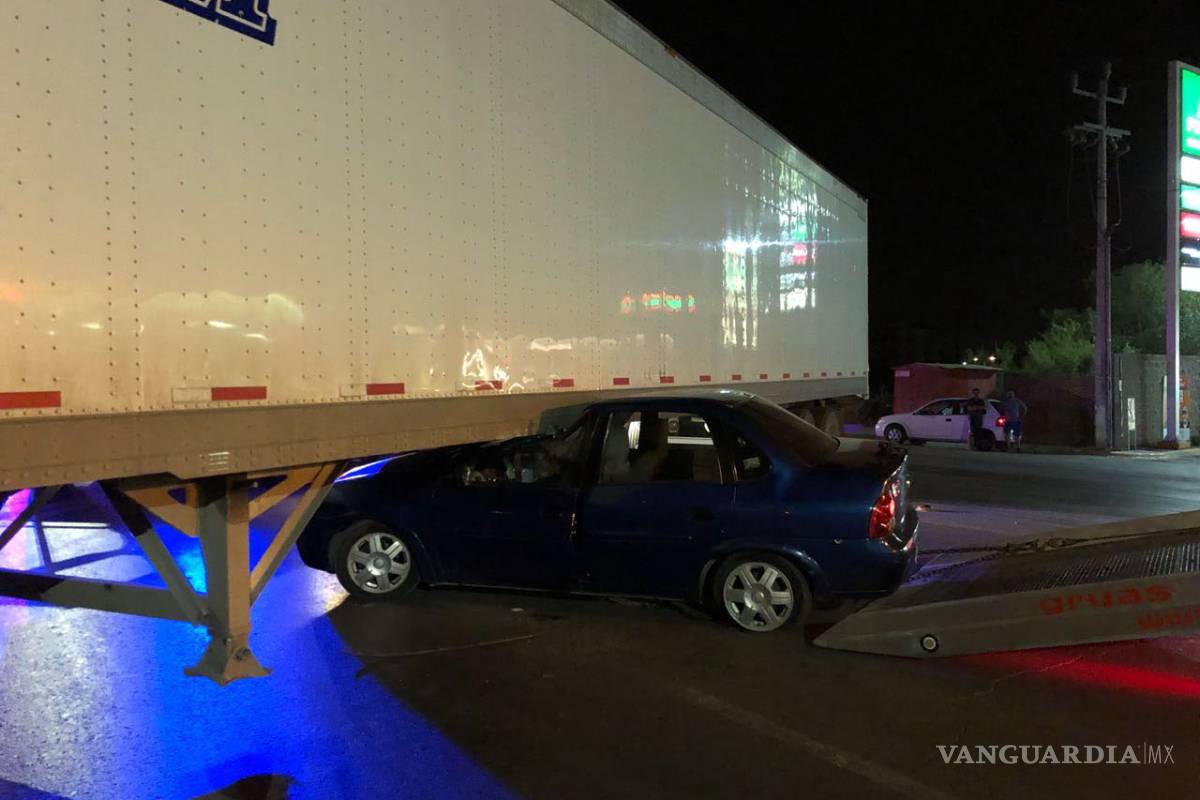 Se atraviesa un tráiler en su camino y termina abajo
