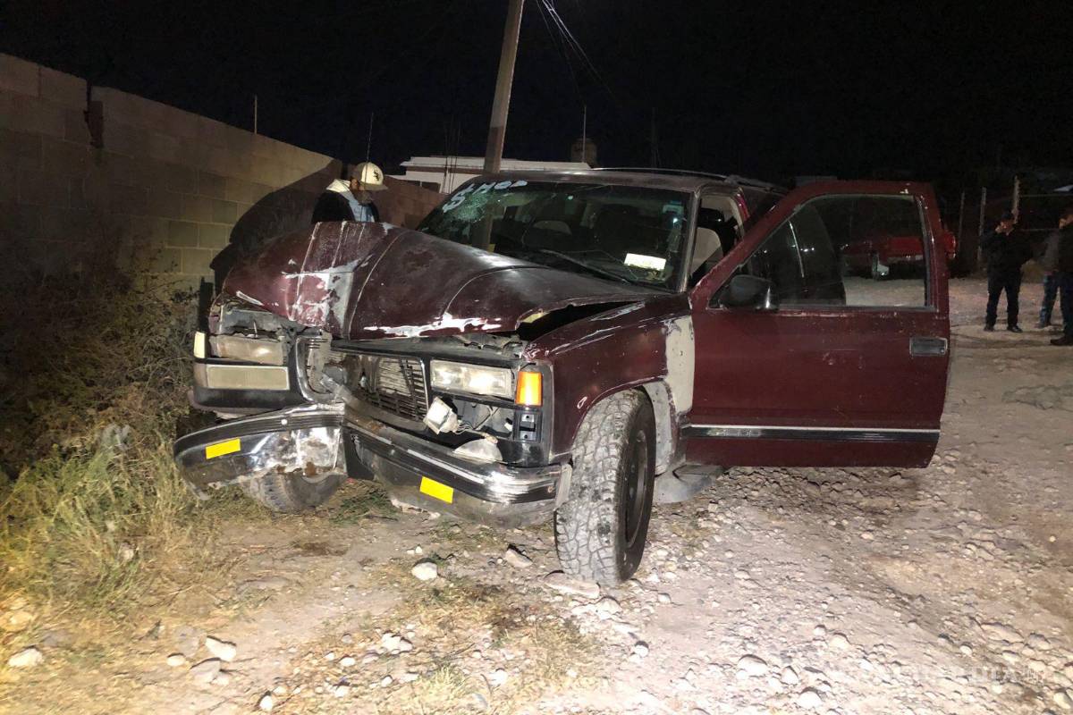 Terracería lo hace perder el control y choca contra poste, al sur de Saltillo