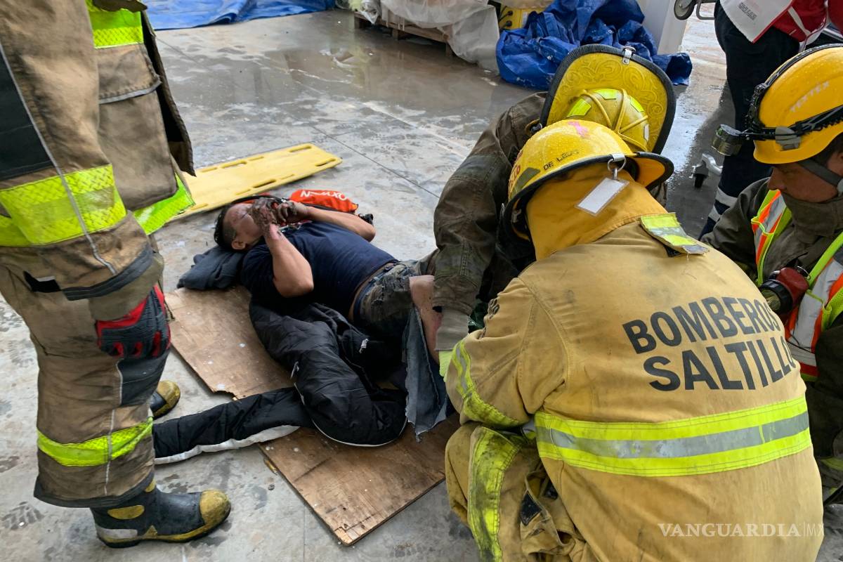Se electrocuta obrero y cae de casi 7 metros dentro de bodega clausurada en Saltillo