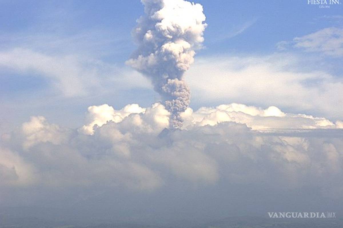 Volcán de Colima emite fumarola de 1.8 kilómetros de altura