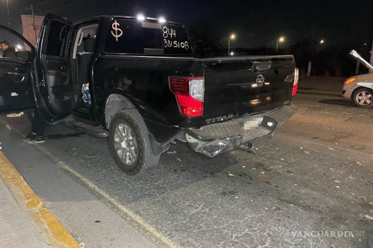 $!Una Nissan Titan fue proyectada contra un taxi tras el fuerte choque ocurrido en los bulevares Fundadores y Colosio.