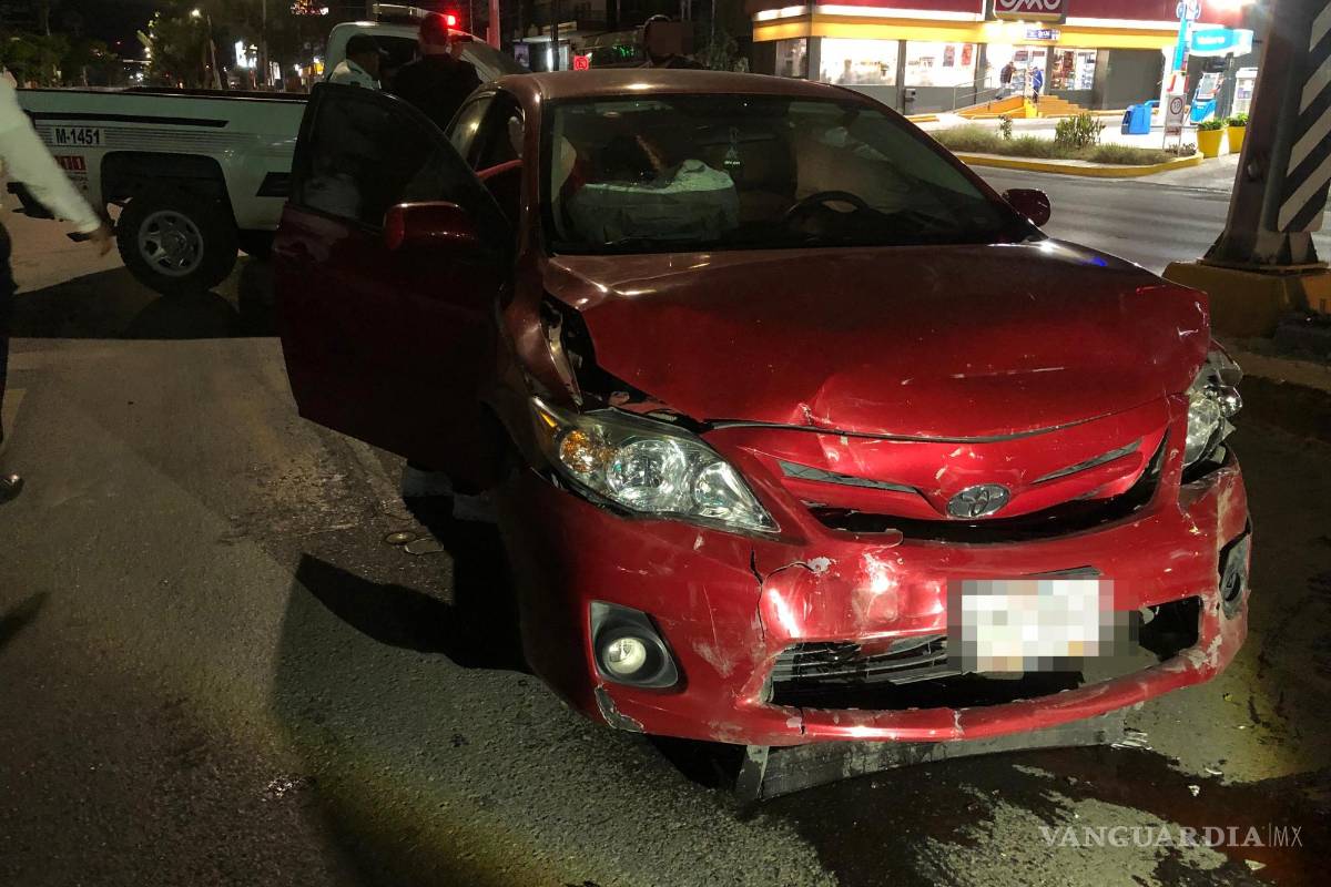 Ebrio conductor impacta por alcance auto de aplicación en el V. Carranza de Saltillo