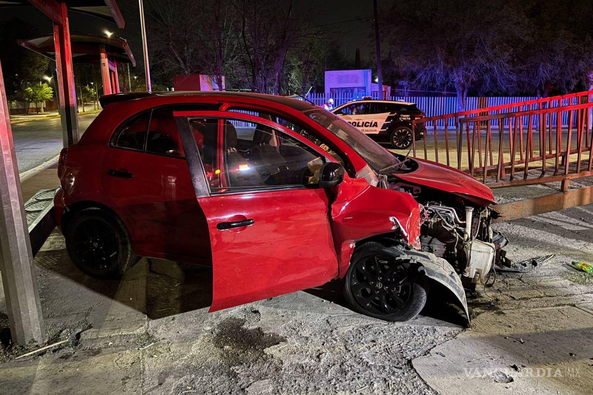 Saltillo: Ebrio conductor se estampa contra puente; acompañante resulta lesionada