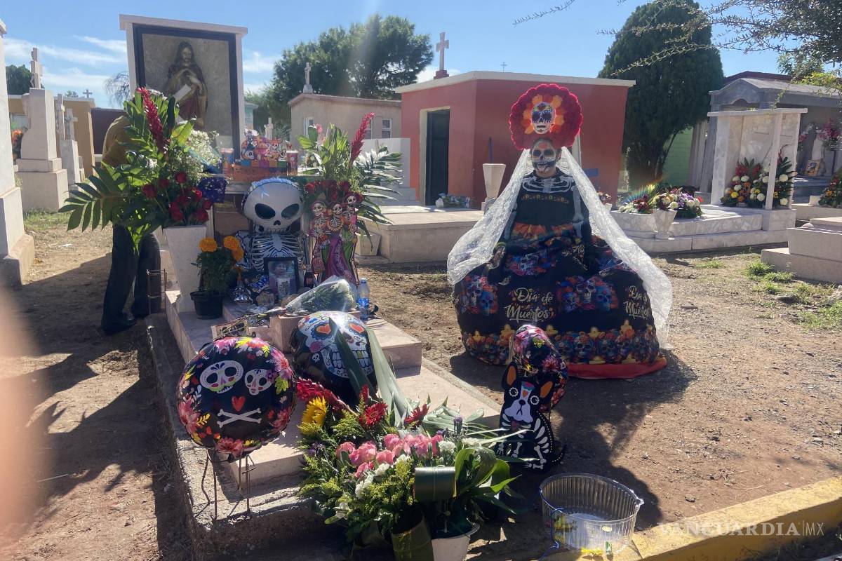 Miles visitan a sus muertos en los Panteones de Monclova, llenan tumbas de colores