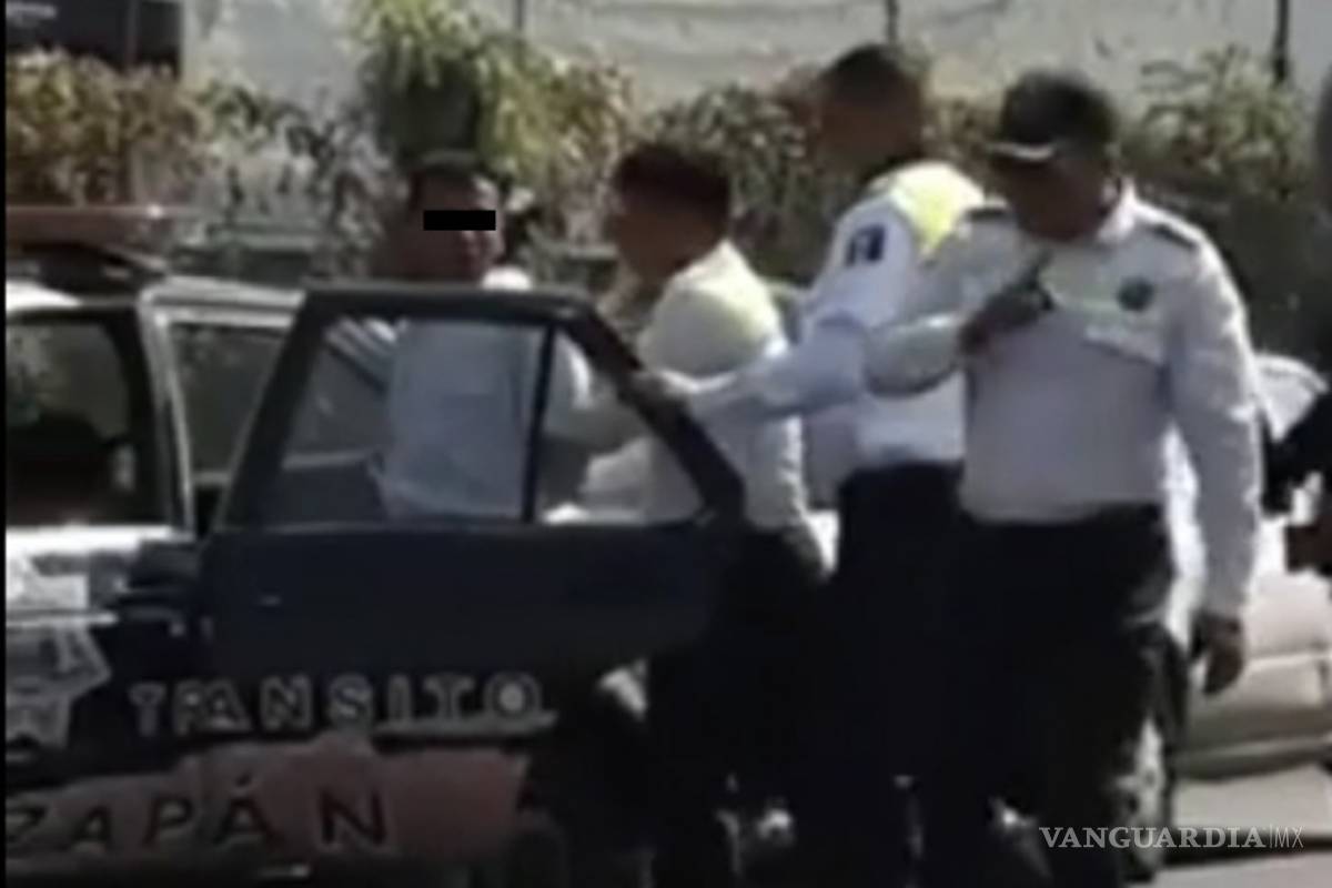 Detienen a conductor que se llevó en el cofre a policía