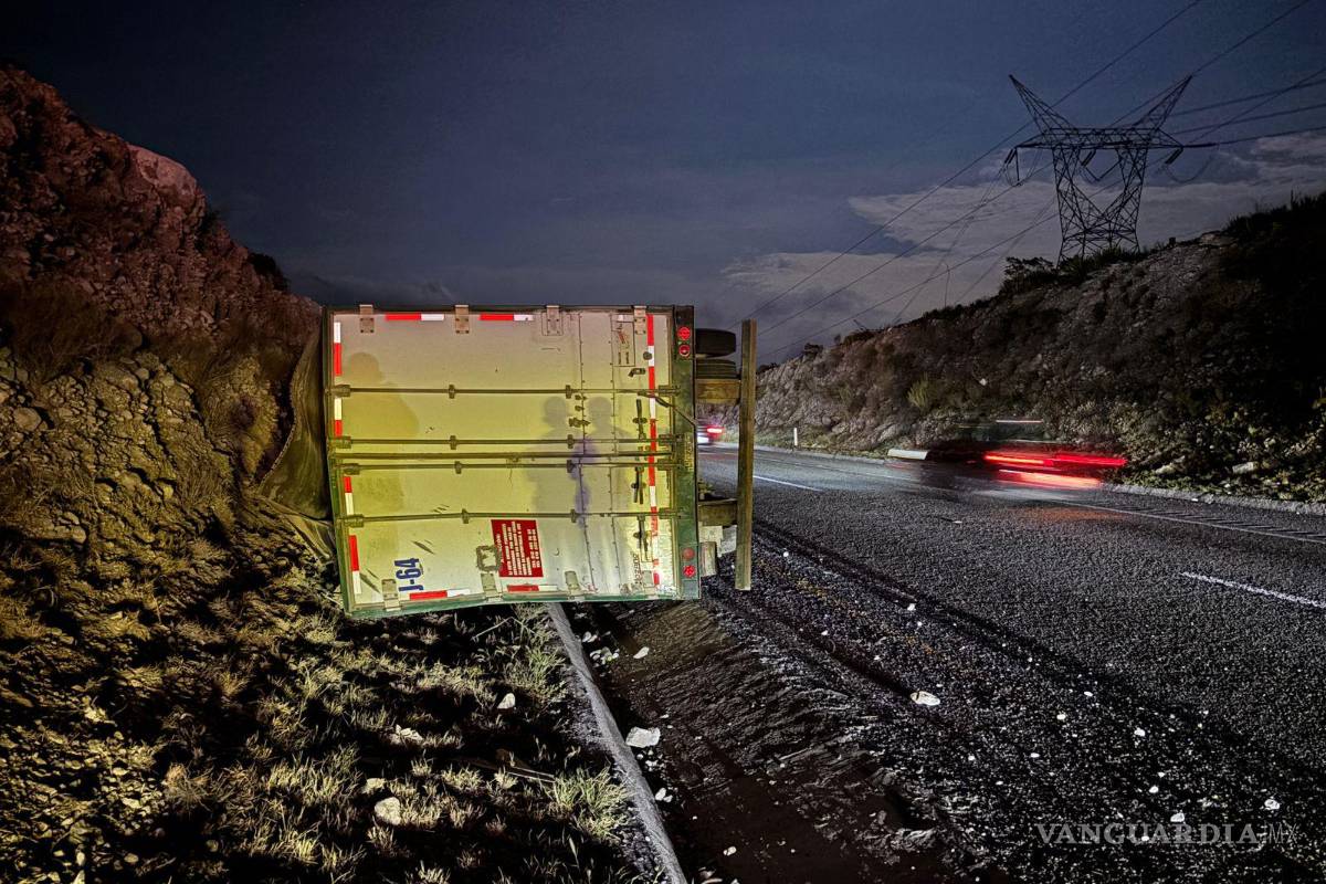 Tractocamión vuelca sobre la carretera libre Saltillo–Monterrey; el conductor resultó ileso