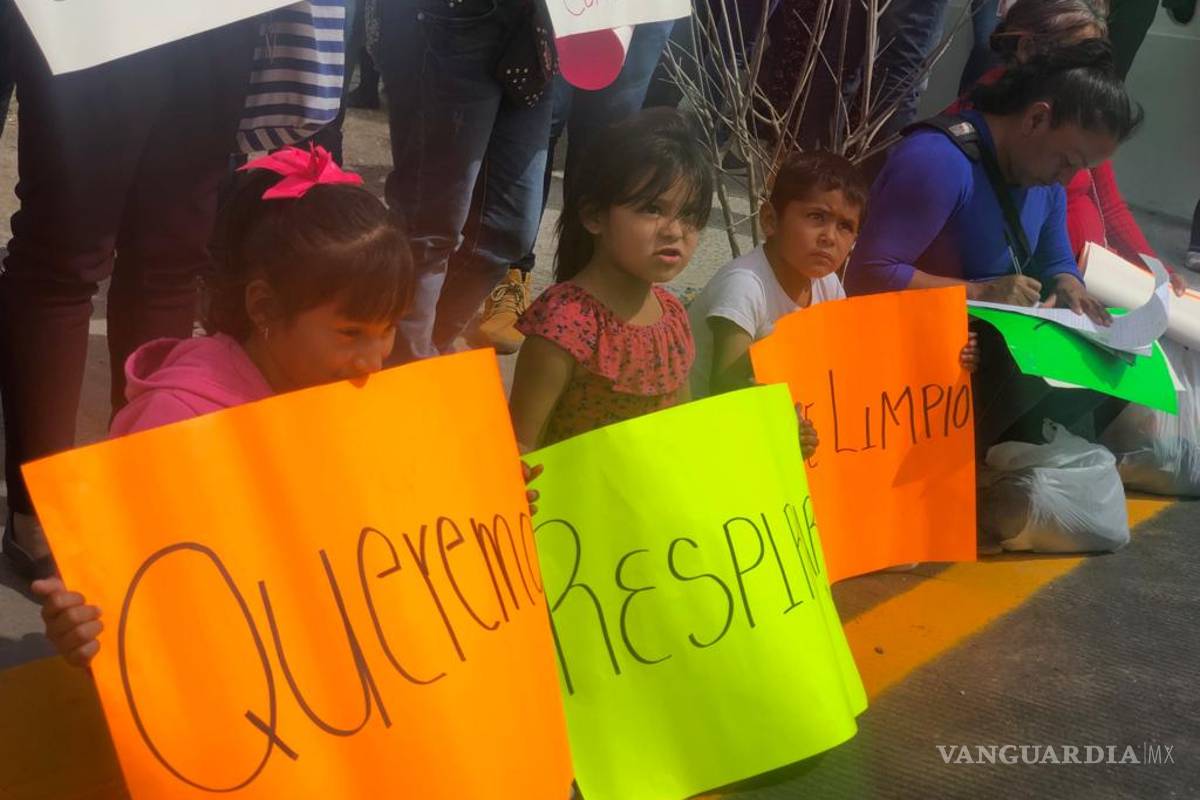 Se manifiestan en 69 batallón de Infantería, afuera de evento de Andrés Manuel López Obrador en Saltillo, Coahuila