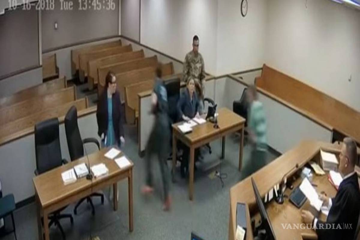 Juez persigue a criminal en la corte