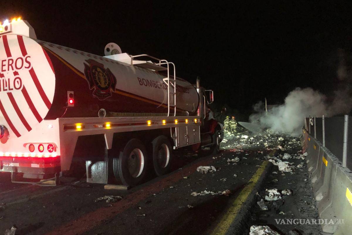 Accidente sobre la carretera 57 provoca fuerte incendio; salvan a conductor de morir calcinado (video)