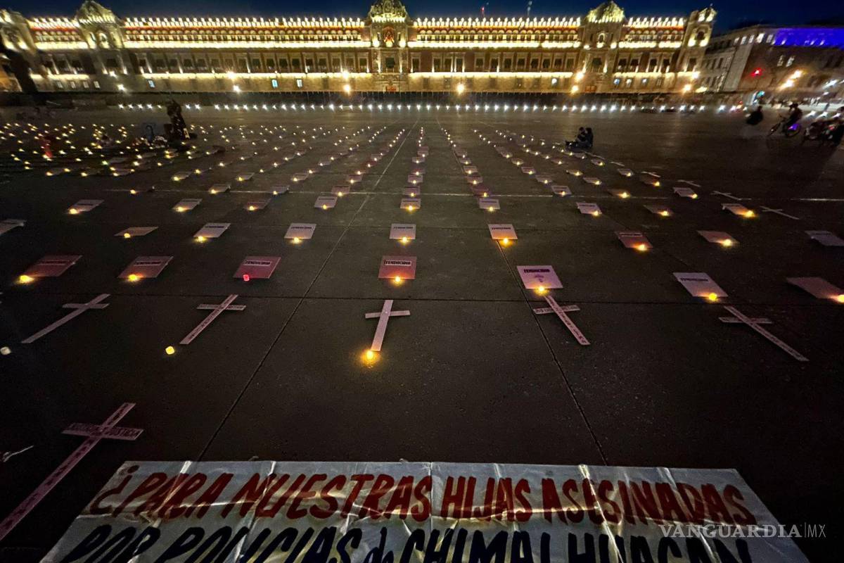 $!Aspectos de la velada que se realiza en el Zócalo capitalino para exigir justicia por las mujeres desaparecidas y victimas de feminicidios.