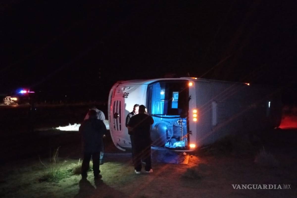 Vaca saca del camino a transporte de personal en carretera a San Antonio de las Alazanas